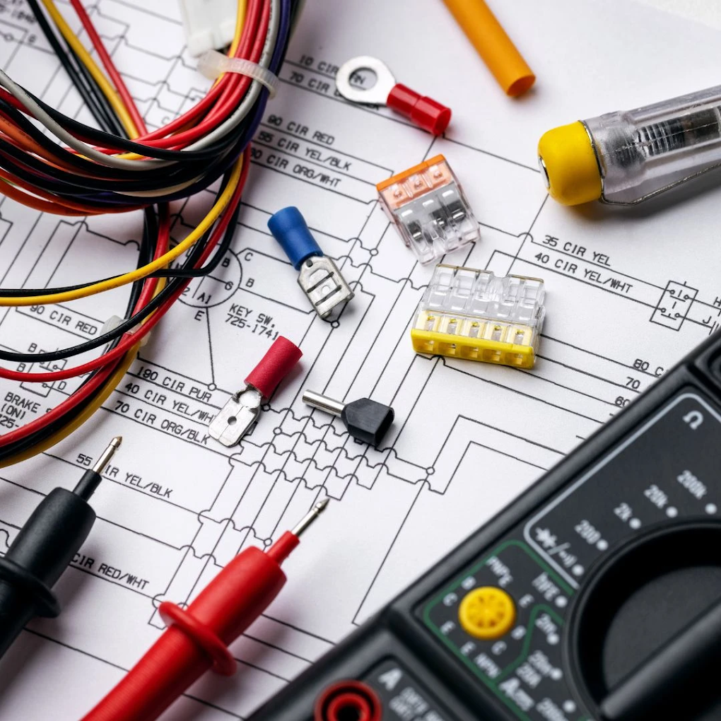 Elektryk VoltSerwis podczas naprawy rozdzielni w Krakowie